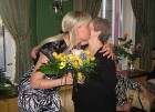 Radi un Draugi direktore Evita Žvarte pasniedz puķes grāmatvedei Tijai Viducei, kura strādā viesnīcā no 1995. gada jūnija 5