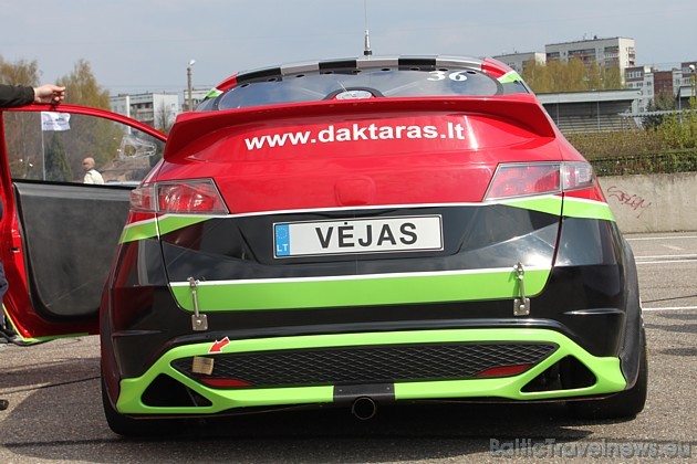 Skatītāju uzmanību piesaista sporta auto Honda no Lietuvas 42976