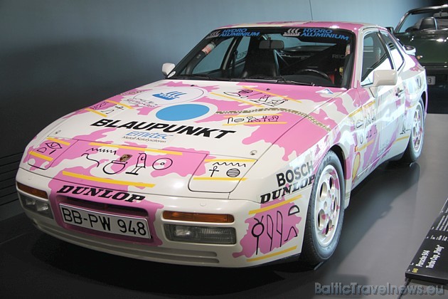 Porsche 944 Turbo Cup Pinky 43044