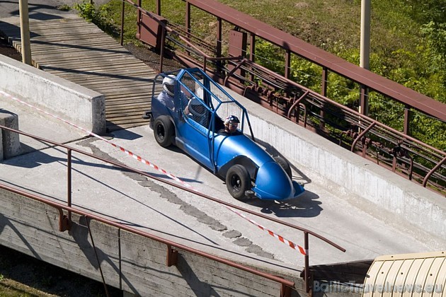 Tavs olimpiskais uznāciens! Kamanas, virāžas un sekundēs mērāms nobrauciens. Tā ir tava iespēja uzstādīt bobsleja un kamaniņu trasē Sigulda jaunu ātru 43157