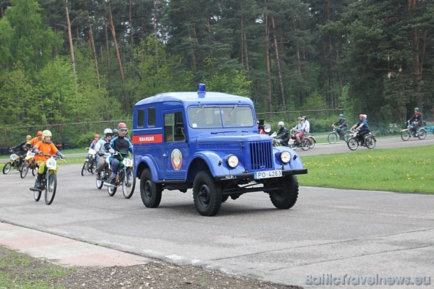 LPSR retro milicijas bobiks kopā ar mopēdistiem izbrauca trases līkumus pirms starta 43336