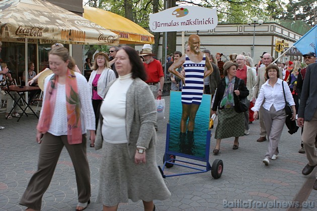 Atklāšanas svētki sākās ar svētku gājienu pa Jomas ielu 43392