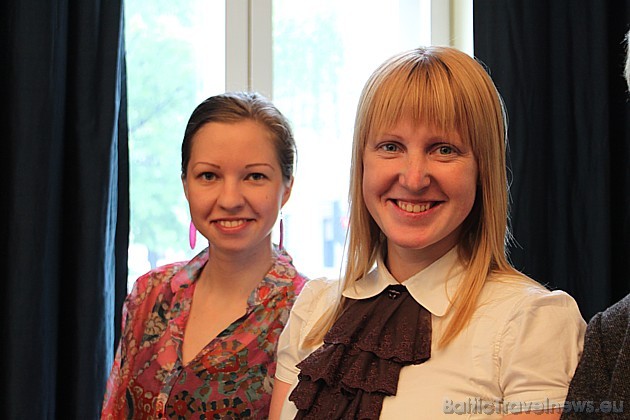 Igaunijas kolēģus atbalsta arī Latvijas Tūrisma Attīstības aģentūras pārstāves (no kreisās) Ramona Kačanova un Maija Poča 43483
