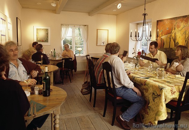 Gan vienkārši krogi, kur satikties ar draugiem, gan smalki restorāni - katrs var atrast ko tīkamu savai gaumei
Foto: Anette Åberg Gan vienkārši krogi, kur satikties ar draugiem, gan smalki restorāni - katrs var atrast ko tīkamu savai gaumei
Foto: Anette Åberg 43502