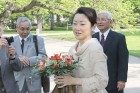 Japānas ārkārtējā un pilnvarotā vēstnieka Latvijā sieva saņem ziedu pušķi 9