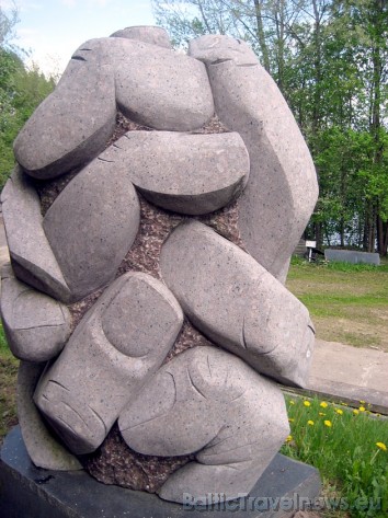 Akmens skulptūru parka izveidē ir piedalījušies vairāk kā 50 mākslinieki no visas pasaules