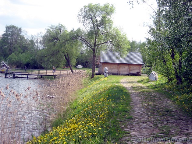 Parks ir ne tikai ideāla vieta mākslas baudīšanai, bet arī jauka vieta pastaigai svaigā gaisā 43574