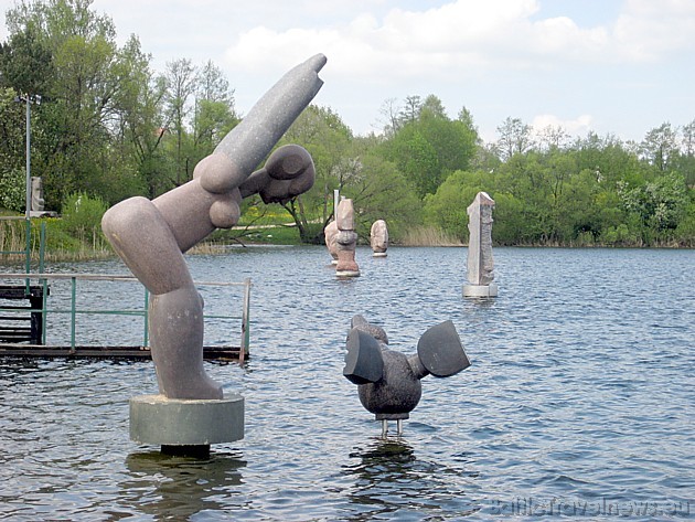 Dažas skulptūras ir izvietotas ainaviski skaistajā Vilnojos ezerā