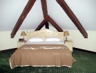 Viesnīcas istabas iekārtotas ar ekoloģiskām mēbelēm, kas izgatavotas tikai no dabīgā kokmateriāla, virsmas krāsotas, vaskotas un eļļotas, lietojot dab 7