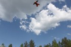 Aerodium lidojuma profesionāļi uzceļas gaisā vairākus desmitus metrus virs zemes 7