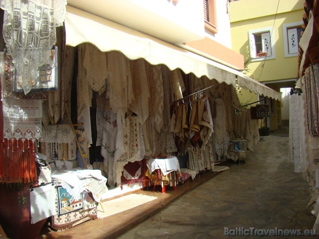 Visizplatītākie un iemīļotākie suvenīri no Krētas ir tekstila izstrādājumi. Info pie Novatours 44411