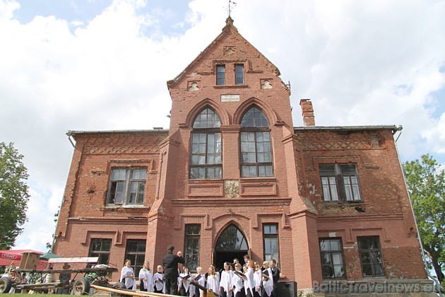 Cirstu muižā 6.06.2010 pulcējās visi uz akcijas Apceļosim Latvijas pilis! atklāšanu 44524