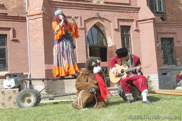 Laimes lāča dancināšana un izsoles rīkošana 44539