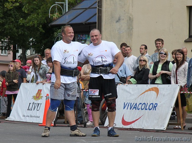 Ogrēnietis Ivars Kazeļņiks (no kreisās) atzīst, ka startēt  Ogrē patīk, jo daudzo draugu, kaimiņu, paziņu un novadnieku atbalsts ļoti palīdz sasniegt  44630