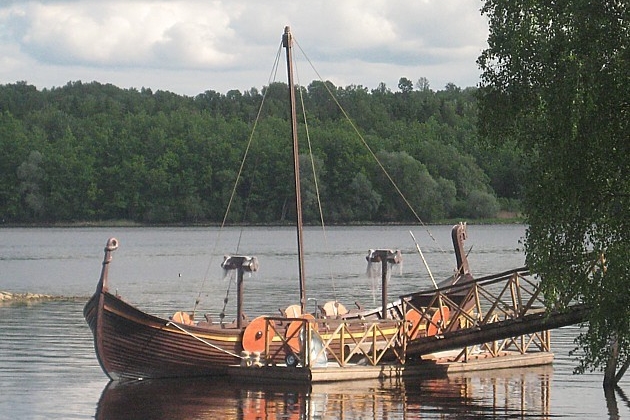 Ikvienam ceļotājam ir iespējams izdzīvot braucienu pa Daugavu ar varenu, teiksmām un varoņstāstiem apvītu buru liellaivu Ikvienam ceļotājam ir iespējams izdzīvot braucienu pa Daugavu ar varenu, teiksmām un varoņstāstiem apvītu buru liellaivu 44657