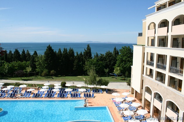 Sol Nessebar Bay viesnīcā viesiem pieejami divi iekšējie un divi ārējie baseini, bet atpūtas krēsli un saulessargi pie baseina pieejami par brīvu Sol Nessebar Bay viesnīcā viesiem pieejami divi iekšējie un divi ārējie baseini, bet atpūtas krēsli un saulessargi pie baseina pieejami par brīvu 44999