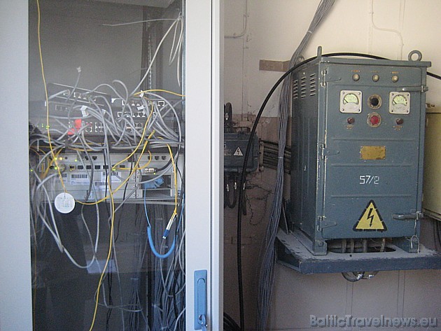 Zinātniskiem nolūkiem šeit darbojas divi paraboliskie radioteleskopi - 32 metru un 16 metru diametrā Zinātniskiem nolūkiem šeit darbojas divi paraboliskie radioteleskopi - 32 metru un 16 metru diametrā 45164