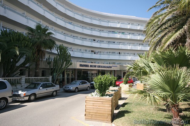 Četru zvaigžņu viesnīca Best Negresco atrodas klinšainā krastā, apmēram 200 m līdz smilšu pludmalei Četru zvaigžņu viesnīca Best Negresco atrodas klinšainā krastā, apmēram 200 m līdz smilšu pludmalei 45300
