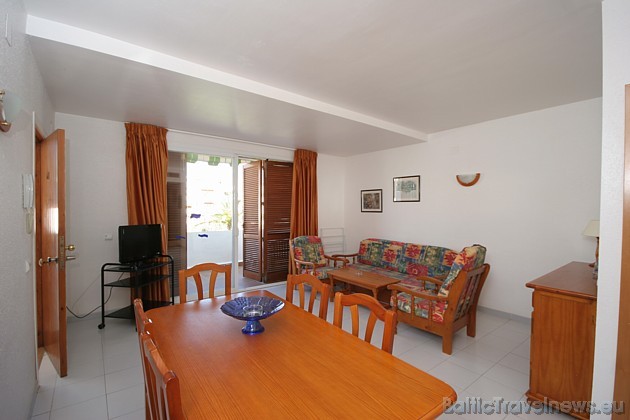 Ir divu veidu apartamenti. Pirmais ir apmēram 60 m² plašs, domāts 4-6 cilvēkiem - divas guļamistabas, viesistaba ar virtuves nišu un pārējais standart Ir divu veidu apartamenti. Pirmais ir apmēram 60 m² plašs, domāts 4-6 cilvēkiem - divas guļamistabas, viesistaba ar virtuves nišu un pārējais standart 45360