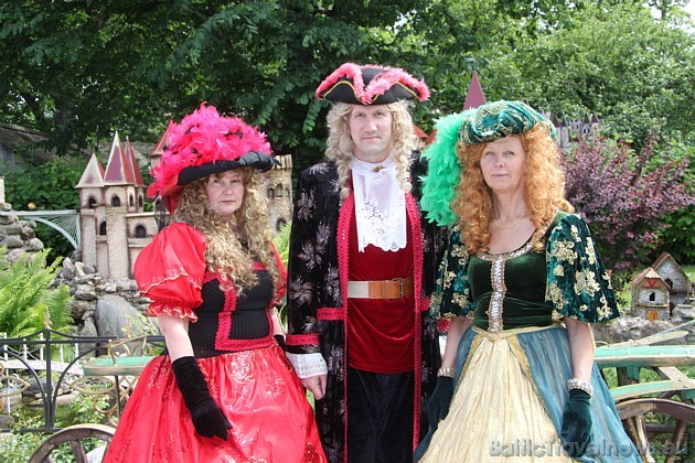 Tūristi šajos tērpos pārvēršas par sapņu prinčiem un princesēm 45540