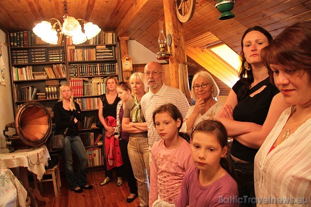 Tūristi uzzina, kā latgaļi ir dzīvojuši pirms simts gadiem 45559