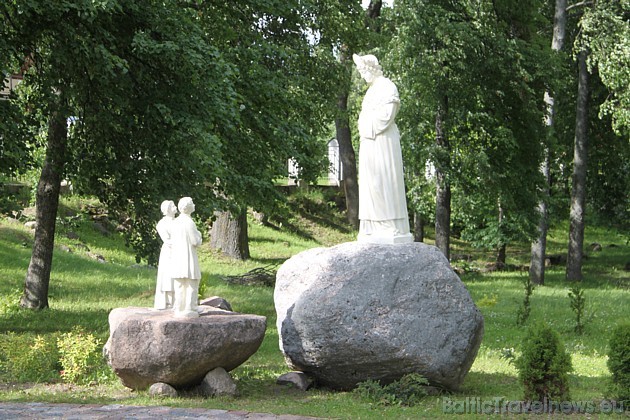 Pēc Vissvētākās Jaunavas Marijas parādīšanās bērniem, Aglona ieguva nozīmīgu statusu katoļu dievticīgo vidū Pēc Vissvētākās Jaunavas Marijas parādīšanās bērniem, Aglona ieguva nozīmīgu statusu katoļu dievticīgo vidū 45576