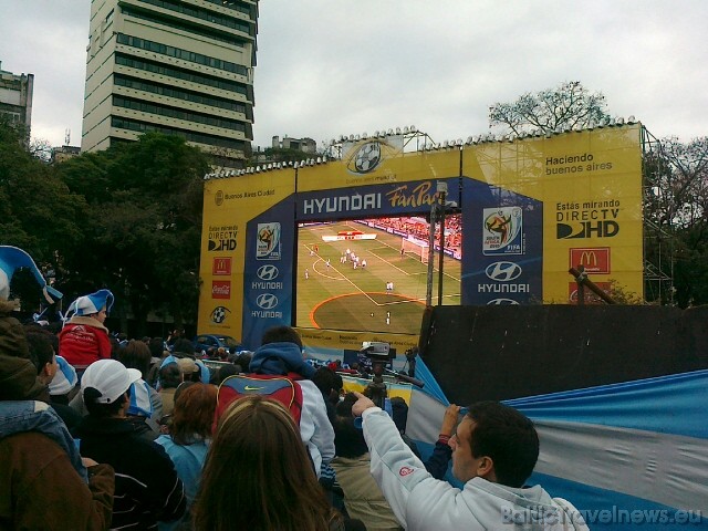 Buenosairesa jūt līdzi saviem futbolistiem. Mobilā telefona foto: www.relaksture.lv 45627