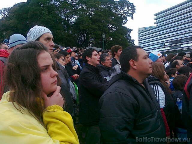 Buenosairesas futbola fani kā lakmusa papīrs iezīmē emocijas uz futbola laukuma. Mobilā telefona foto: www.relaksture.lv 45628