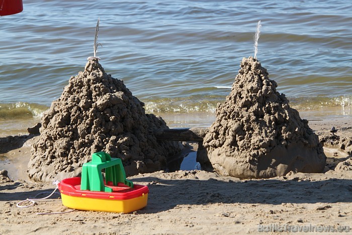 Vasara nemanāmi paskrien birojos, konferencēs un sapulcēs... bet varbūt ir laiks doties uz Jūrmalu? www.balticbeach.lv Vasara nemanāmi paskrien birojos, konferencēs un sapulcēs... bet varbūt ir laiks doties uz Jūrmalu? www.balticbeach.lv 45757