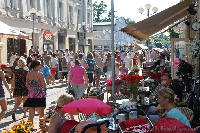 Jau no pulksten 13:00 Jomas iela Jūrmalā pārvērtās par atpūtnieku un vietējo iedzīvotāju tusiņa vietu Jau no pulksten 13:00 Jomas iela Jūrmalā pārvērtās par atpūtnieku un vietējo iedzīvotāju tusiņa vietu 45838