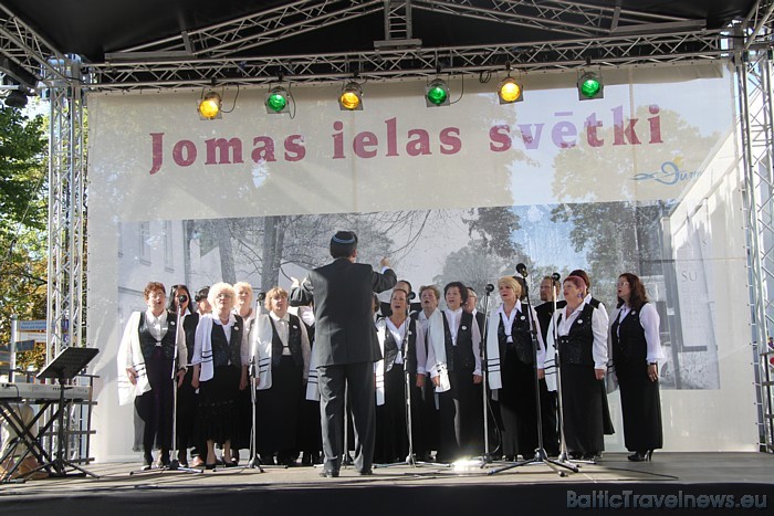 Uz vairākām skatuvēm ik pa stundai mainījās dažādi mākslinieki un to kolektīvi 45841