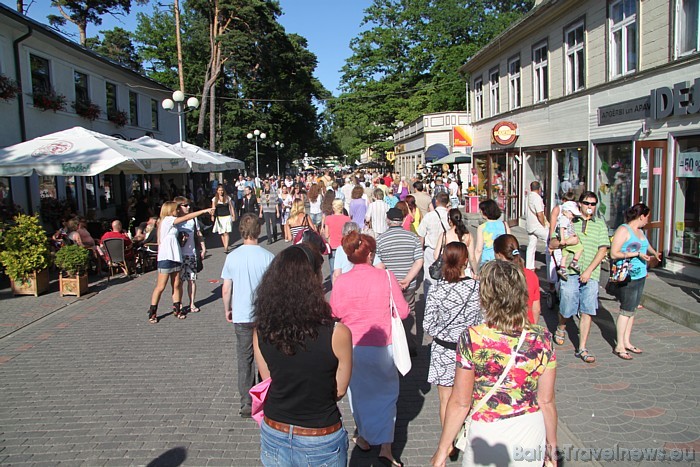 Jomas iela Jūrmala pulcēja tūkstošiem atpūtnieku visas dienas garumā 45847