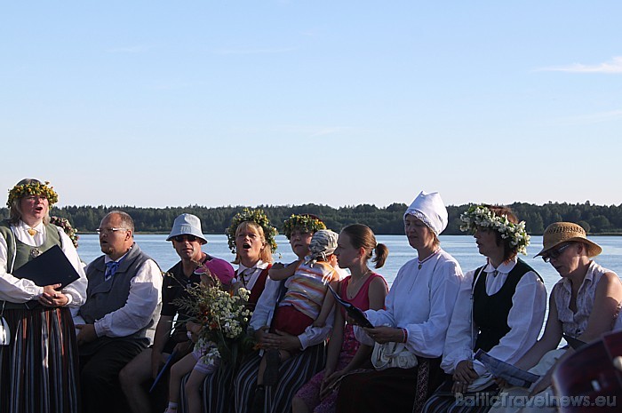 Daugavas svētku sadziedāšanās Daugavas krastā 45893