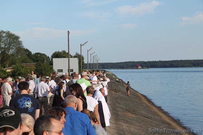 Daugavas svētku apmeklētāji varēja noraudzīties gan svecīšu, gan ziedu vainadziņu peldējumā pa Daugavu Daugavas svētku apmeklētāji varēja noraudzīties gan svecīšu, gan ziedu vainadziņu peldējumā pa Daugavu 45894