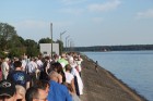 Daugavas svētku apmeklētāji varēja noraudzīties gan svecīšu, gan ziedu vainadziņu peldējumā pa Daugavu 19