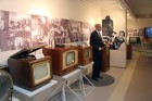 Muzeja stacionārā izstāde atspoguļo radiofona vēsturi no pašiem pirmajiem raidījuma eksperimentiem līdz mūsdienām 2