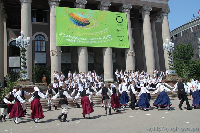 X Latvijas skolu jaunatnes dziesmu un deju svētki pie VEF Kultūras pils 45950