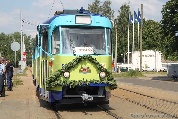 Ar speciālu tramvaju ierodas X Latvijas skolu jaunatnes dziesmu un deju svētku vadība 45954