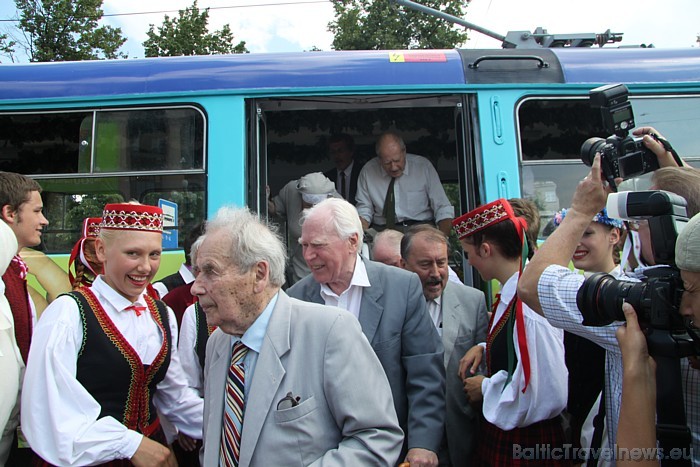 X Latvijas skolu jaunatnes dziesmu un deju svētku organizētāji un vadītāji izkāpj ar gavilēm no tramvaja 45955