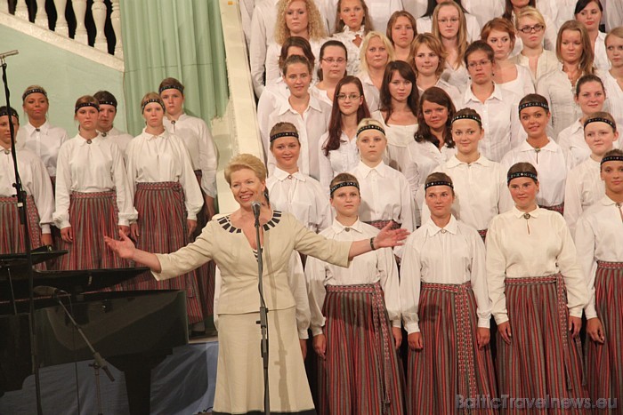 Izglītības un zinātnes ministre Tatjana Koķe ar šo žestu atklāj X Latvijas skolu jaunatnes dziesmu un deju svētkus 45975