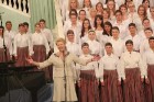 Izglītības un zinātnes ministre Tatjana Koķe ar šo žestu atklāj X Latvijas skolu jaunatnes dziesmu un deju svētkus 27
