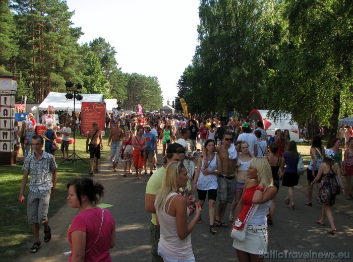 Centrālā festivāla sponsoru un atbalstītāju iela. Lai arī galvenā kustība notika starp divām lielajām skatuvēm cauri retajam mežiņam, arī šī iela piev Centrālā festivāla sponsoru un atbalstītāju iela. Lai arī galvenā kustība notika starp divām lielajām skatuvēm cauri retajam mežiņam, arī šī iela piev 47022
