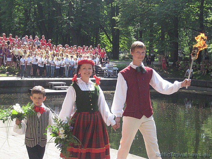 X Latvijas skolu jaunatnes dziesmu un deju svētku dalībnieki aizdedz uguni, lai godinātu Dziesmu un deju svētku tradīcijas veidotājus X Latvijas skolu jaunatnes dziesmu un deju svētku dalībnieki aizdedz uguni, lai godinātu Dziesmu un deju svētku tradīcijas veidotājus 46004