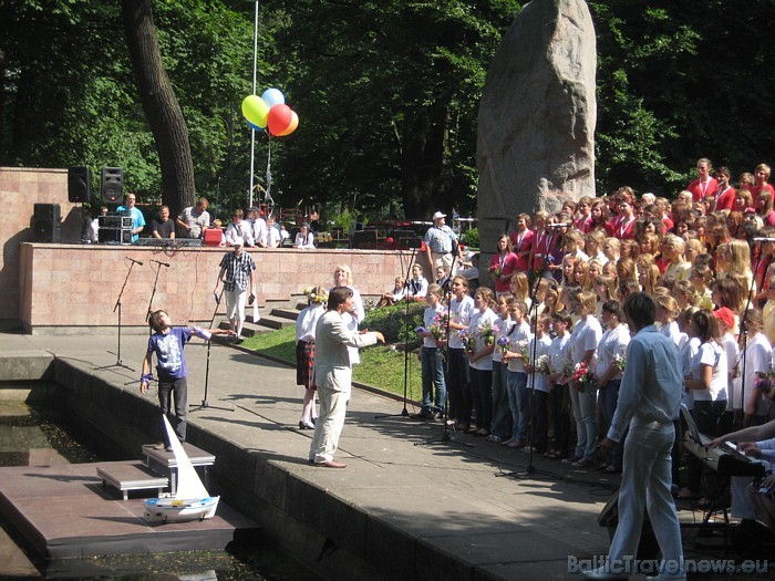 X Latvijas skolu jaunatnes dziesmu un deju svētku dalībnieki nosūtu balonu sveicienus 46005
