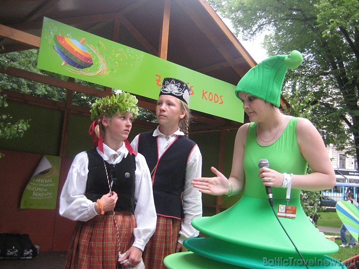 Sīkāk par Vērmanes dārza pasākumiem X Latvijas skolu jaunatnes dziesmu un deju svētku laikā: www.dziedundejo.lv Sīkāk par Vērmanes dārza pasākumiem X Latvijas skolu jaunatnes dziesmu un deju svētku laikā: www.dziedundejo.lv 46114