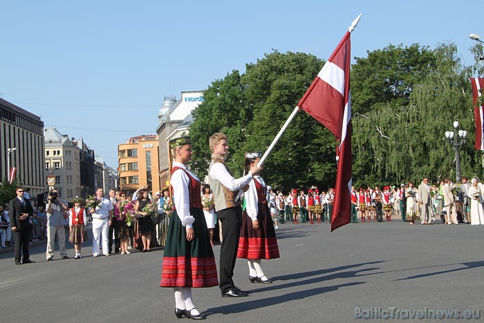 X Latvijas skolu jaunatnes dziesmu un deju svētku gājiens notika 2010.gada 10.jūlijā 46164