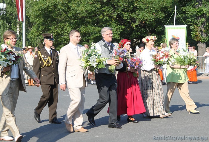 X Latvijas skolu jaunatnes dziesmu un deju svētku gājiena ziedus pie Brīvības pieminekļa noliek valsts amatpersonas 46165