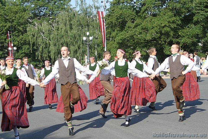 X Latvijas skolu jaunatnes dziesmu un deju svētku gājiena laikā tiek uzdancots skatītājiem par prieku 46174