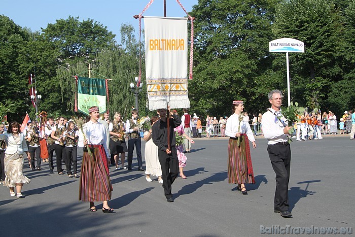 X Latvijas skolu jaunatnes dziesmu un deju svētku gājienā iet Baltinavas novads 46175