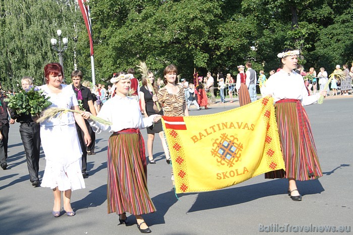 X Latvijas skolu jaunatnes dziesmu un deju svētku gājienā iet Baltinavas skolas kolektīvs 46177